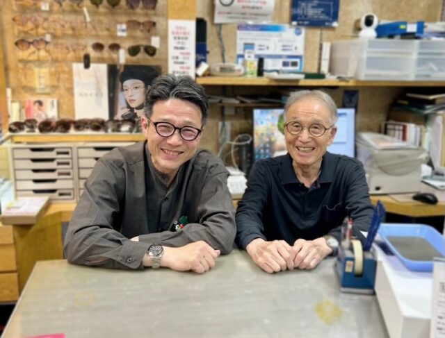 🗣️
Happy Father’s Day 💙🩵
54年間ずっとお店を支えてくれて有難う🌼
過去と現在の変わらない笑顔がとても素敵な親子写真を
載せておきます👓✨
#あだち時計店 #メガネ #時計 #日吉